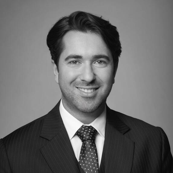 Portrait in schwarz / weiß von Rechtsanwalt Ozan Yildirim